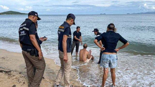 Resmen çırılçıplak kıyıya vurdu! Futbol marşları söyleyen sarhoş turisti polisler bile sakinleştiremedi