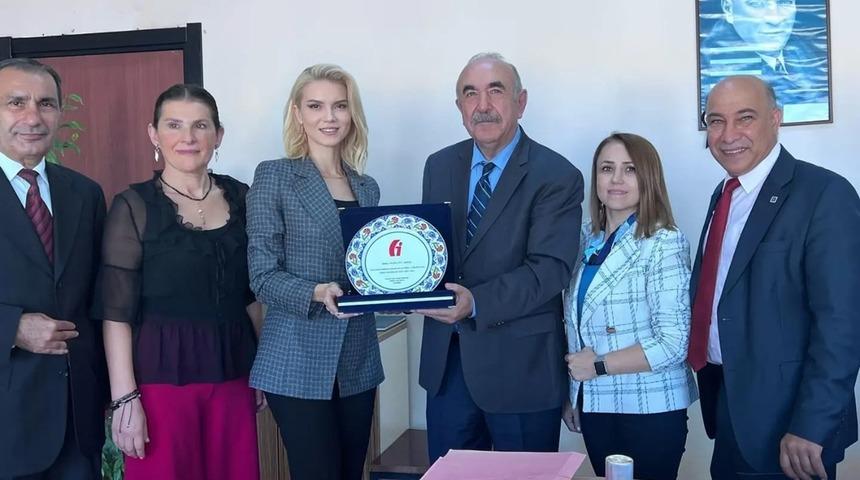 Göztepe Vergi Dairesi'nin konuğu ünlü sunucu Pelin Çift oldu