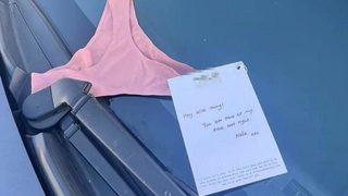 Arabasının sileceklerine tutturulmuş tanga iç çamaşırını görünce şoke oldu! ''Dün gece bende unutmuşsun''