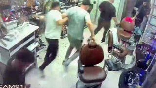 Erkek kuaförüne dalan pitbull ortalığı birbirine kattı! Oradaki kimseye erkek demem