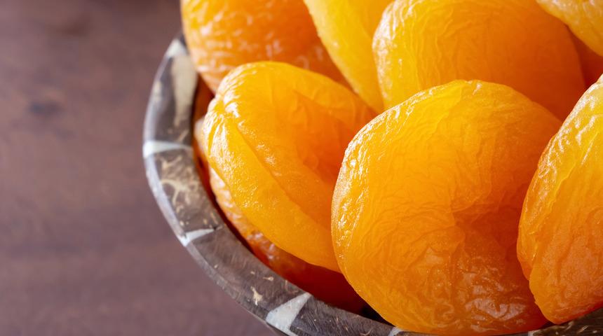 Çok dikkatli olun! Herkes çok faydalı sanıyor: Kuru kayısının az bilinen zararı