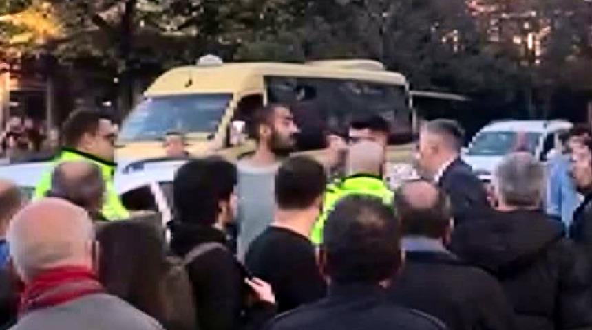 Avcılar'da Atatürk Anıtı'na baltayla çirkin saldırı! Polisler kıskıvrak yakaladı