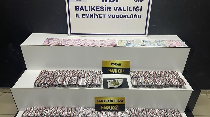 Balıkesir'de uyuşturucu bulunan otomobildeki 3 kişi gözaltına alındı