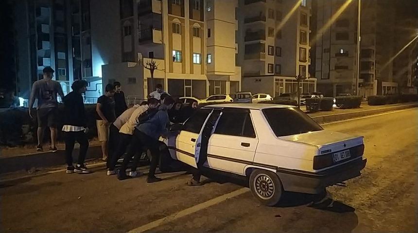 Adana'da iki otomobilin &ccedil;arpıştığı kazada 3 kişi yaralandı