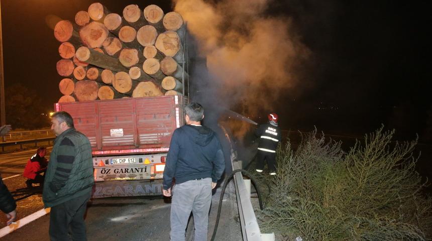 Bolu'da tomruk y&uuml;kl&uuml; tırın dorsesinde &ccedil;ıkan yangın s&ouml;nd&uuml;r&uuml;ld&uuml;