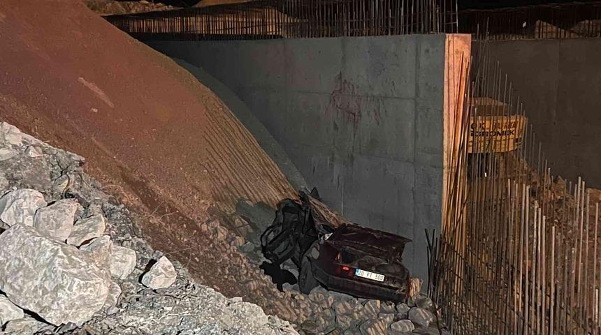 Kağıt gibi ezilen otomobil 4 kişiye mezar oldu