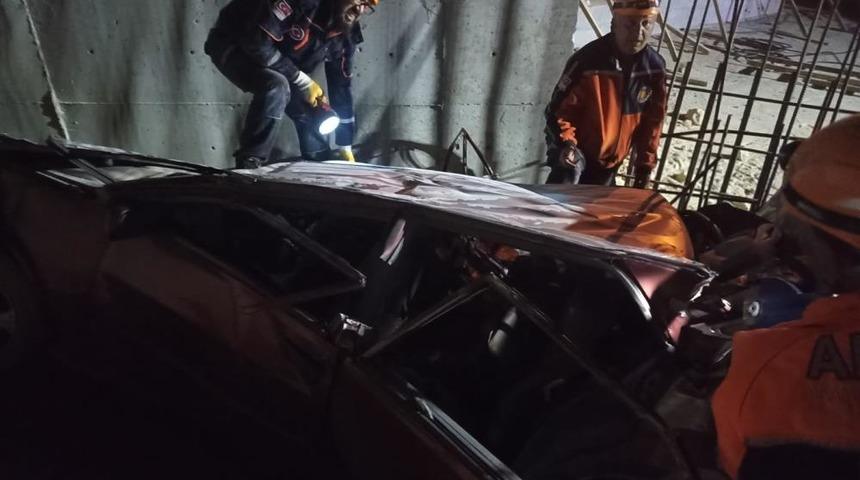 Afyonkarahisar'da korkunç kaza! Köprü inşaatına düşen otomobil kağıt gibi ezildi: 4 ölü