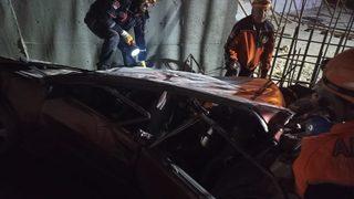 Afyonkarahisar'da korkunç kaza! Köprü inşaatına düşen otomobil kağıt gibi ezildi: 4 ölü