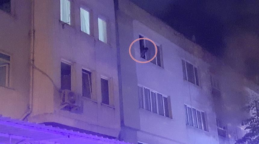 Bursa'da tartıştığı eşini evden kovup eşyaları ateşe verdi! Öfkeli kocayı itfaiye kurtardı