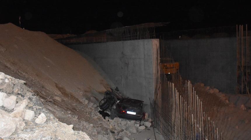 Afyonkarahisar'da otomobilin inşaat alanına d&uuml;şmesi sonucu 4 kişi &ouml;ld&uuml;