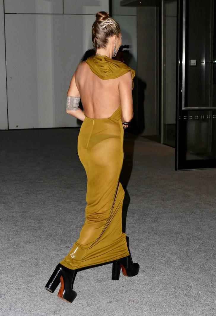 Geceye sütyensiz geldi! Kate Moss yıllara meydan okuyor G2