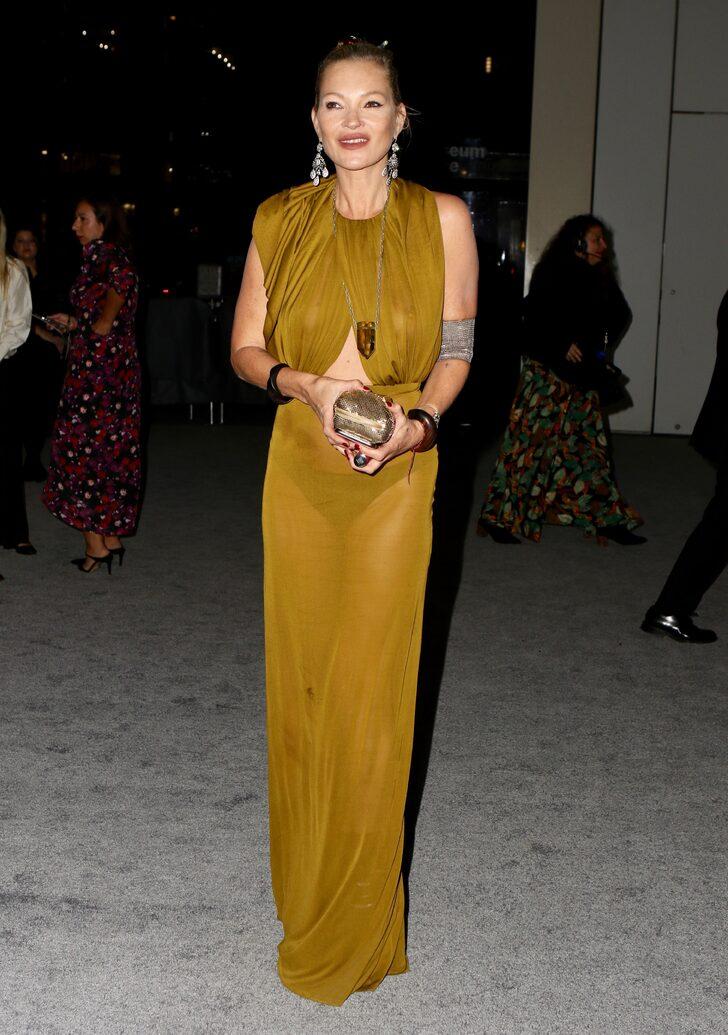 Geceye sütyensiz geldi! Kate Moss yıllara meydan okuyor G3