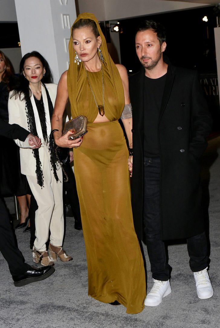 Geceye sütyensiz geldi! Kate Moss yıllara meydan okuyor G5