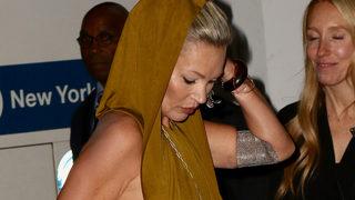 Geceye sütyensiz geldi! Kate Moss yıllara meydan okuyor
