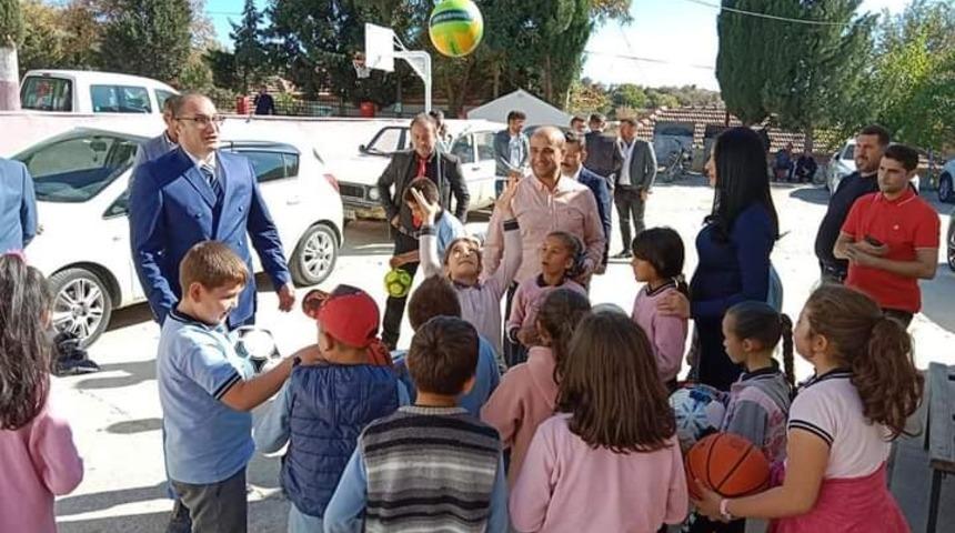 Kaymakam Arıkan &ccedil;ocukları sevindirdi