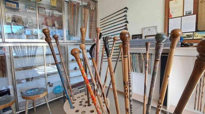 Ceviz ağacına şekil veren &uuml;&ccedil;&uuml;nc&uuml; kuşak baston ustası