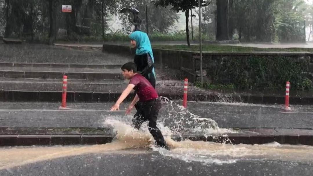 İstanbul'da beklenen yağmur bir anda bastırdı! İşte ilk g&ouml;r&uuml;nt&uuml;ler