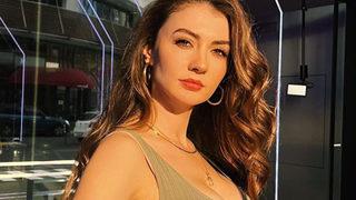 Başarılı oyuncu Burcu Özberk göğüs dekolteli pozuyla takipçilerini mest etti! Arabanın üzerine sere serpe uzandı