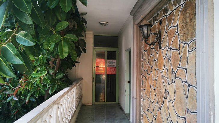 Muğla'daki apart sahibi ile kiracılar arasında kriz! 'Çıkın' deyip kapılarına tek tek not bıraktı  G5