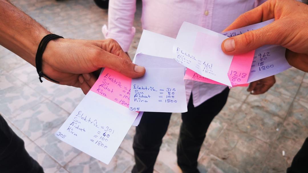 Muğla'daki apart sahibi ile kiracılar arasında kriz! '&Ccedil;ıkın' deyip kapılarına tek tek not bıraktı 