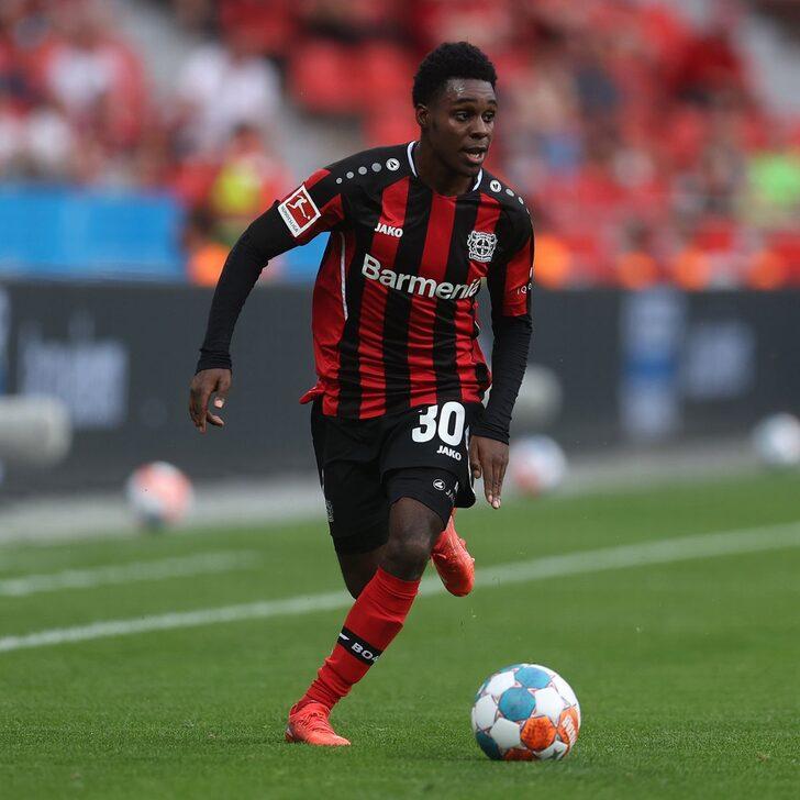 Dünya futbolunda örneği yok! Ağladığını fark etti, sahayı terk edip yanına koştu... Tüm stat bir anda alkışlamaya başladı G1