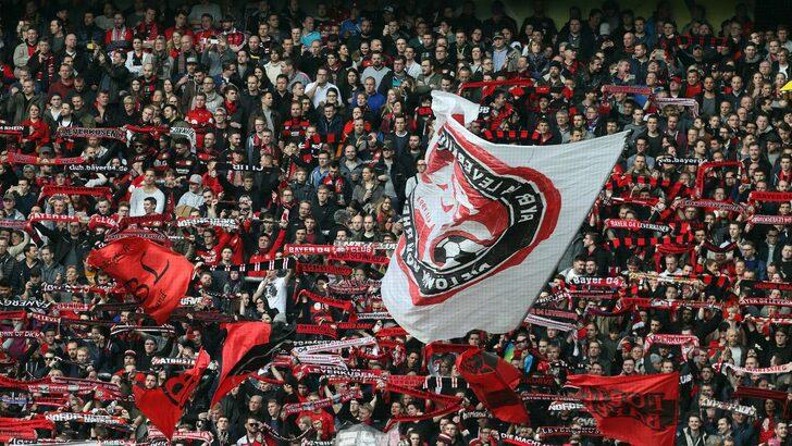 Dünya futbolunda örneği yok! Ağladığını fark etti, sahayı terk edip yanına koştu... Tüm stat bir anda alkışlamaya başladı G2