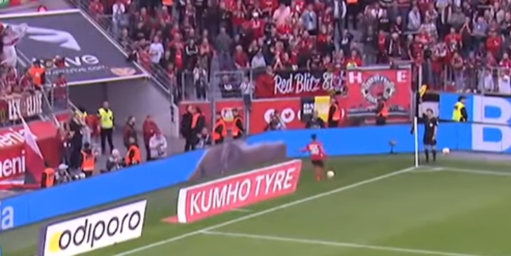 Dünya futbolunda örneği yok! Ağladığını fark etti, sahayı terk edip yanına koştu... Tüm stat bir anda alkışlamaya başladı G5