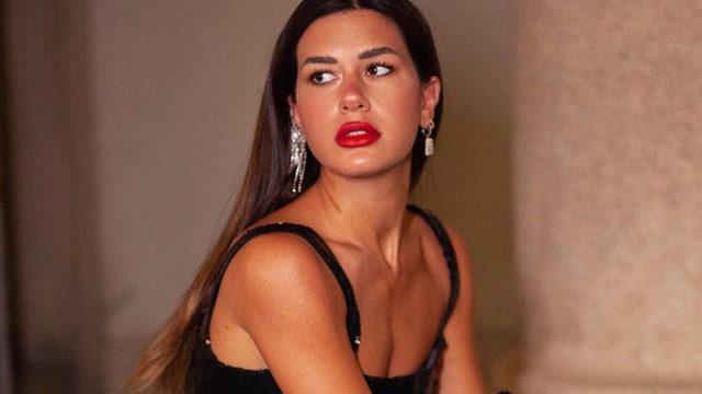 Medusa kostümüyle gündem olan Sibil Çetinkaya'nın iç gösteren bluzuna yorum yağdı!