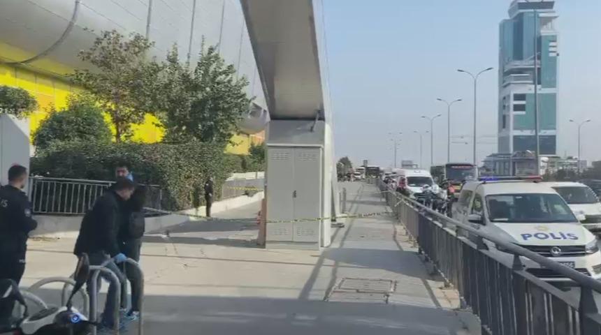 Esenyurt'ta güpegündüz dehşet! Kaldırımdaki kadına ateş edip intihar girişiminde bulundu