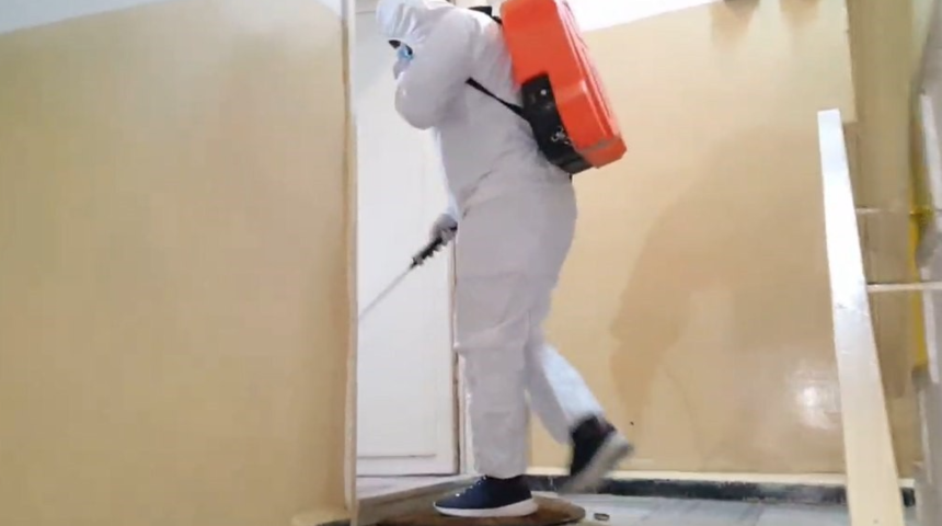 Dayanılmaz koku apartmanı sardı, içeriye böyle girildi! 20 gün olmuş