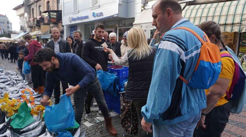 Et ve tavuk alamayan vatandaş oraya koştu! Kasa kasa alıyorlar: Tanesi 25 liraya kadar düştü