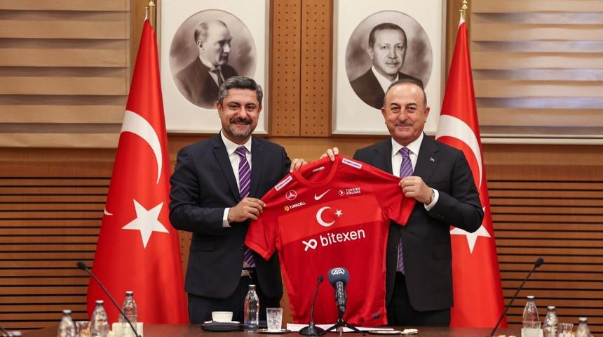 Ampute Milli Futbol Takımından Bakan Çavuşoğlu'na forma hediyesi! 