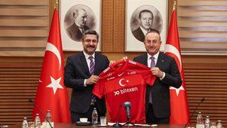 Ampute Milli Futbol Takımından Bakan Çavuşoğlu'na forma hediyesi! 