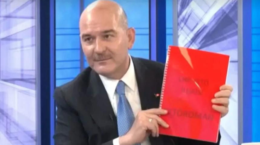 Kırmızı kapaklı dosyayı kameralara gösterdi... Bakan Soylu "Bu bir FETÖROMAN" diyerek tanıttı! Dikkat çeken 'Kılıçdaroğlu' iddiası