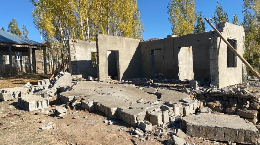 Yıktığı ev mezarı oldu! Duvar altında kalan adamın feci ölümü