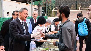 Sinop Valisi Karaömeroğlu öğrencilerle bilek güreşi yaptı, halay çekti