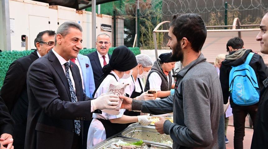 Sinop Valisi Karaömeroğlu öğrencilerle bilek güreşi yaptı, halay çekti