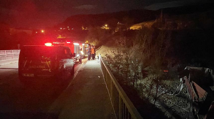 Çankırı'da tırın minibüse çarpıp çaya devrilmesi sonucu 1 kişi öldü, 5 kişi yaralandı