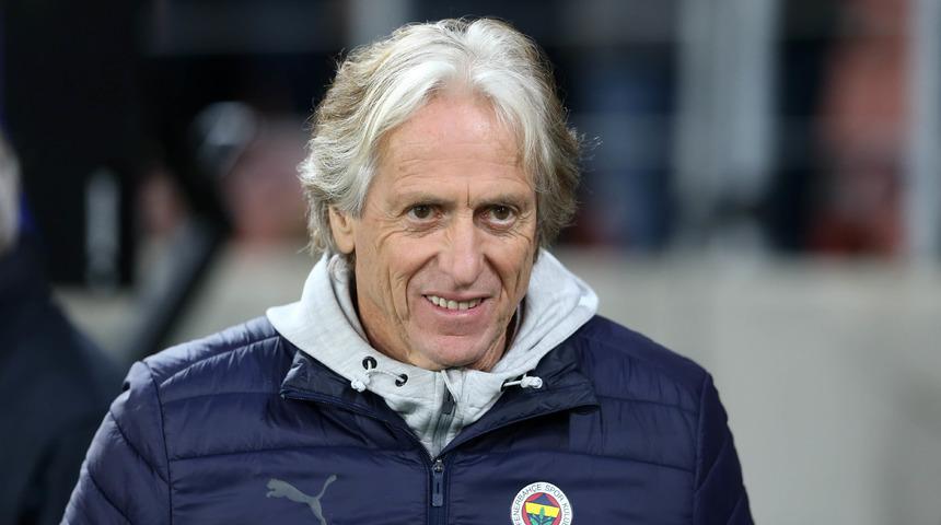 Jorge Jesus: "Köpek balıkları arasında yer edinmeye çalışıyoruz"