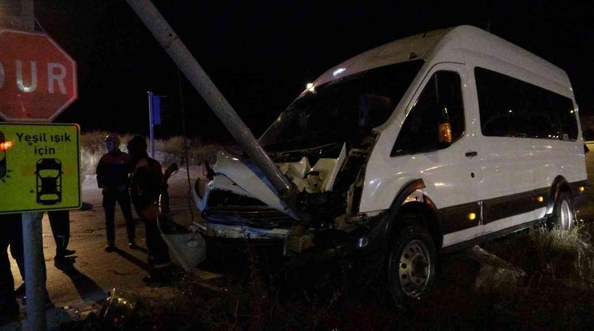 İşçi servisi sinyalizasyon direğine çarptı: 2’si ağır 9 yaralı