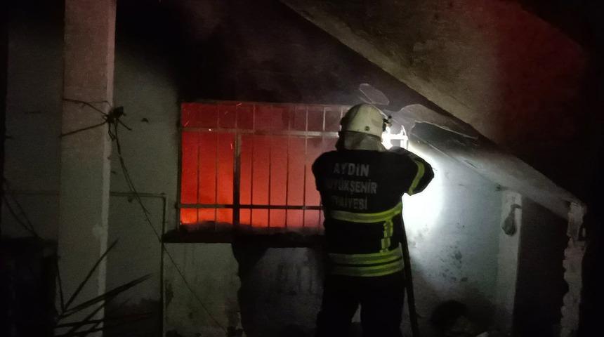 Nazilli&rsquo;de metruk binada &ccedil;ıkan yangın panikletti