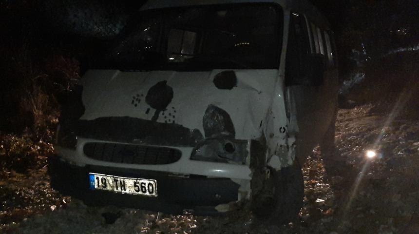 Çorum’da elektrik direğine çarpan sürücü aracını bırakarak kaçtı