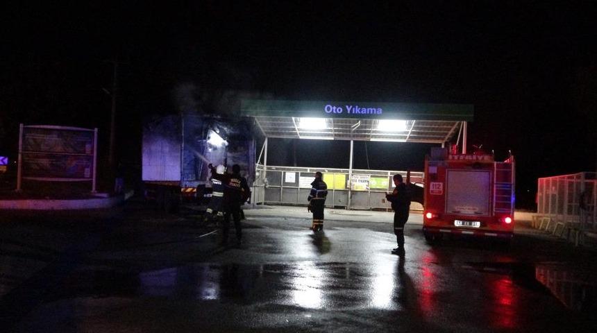 Benzin istasyonunda kamyon yandı! Polislerin dikkati sayesinde faciadan dönüldü