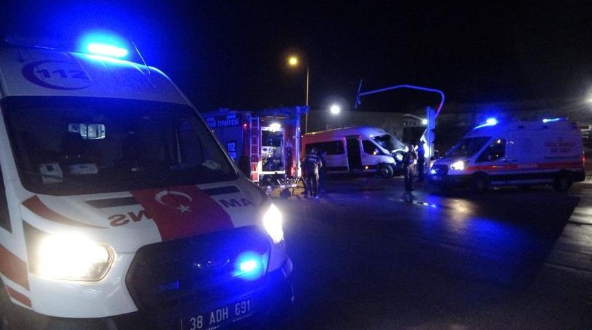 Kayseri'de işçi servisi direğe çarptı: 2'si ağır 9 yaralı