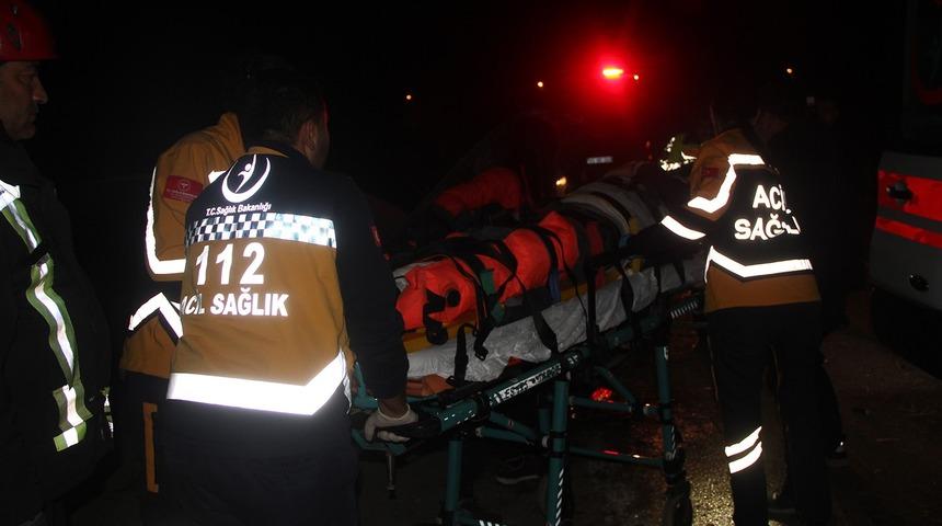 Kontrolden &ccedil;ıkan otomobil bariyere ok gibi saplandı: 1&rsquo;i ağır 2 yaralı