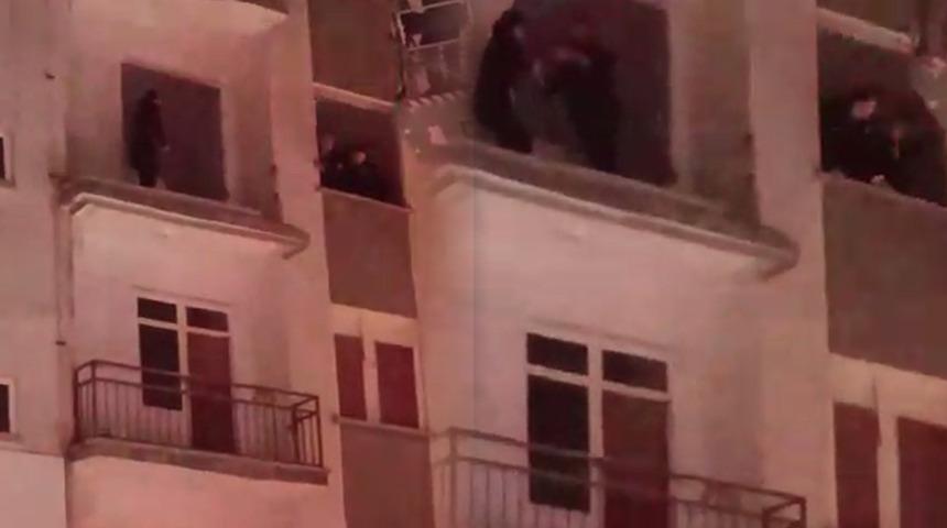 Elazığ'da nefes kesen dakikalar! Bir anlık dalgınlığından faydalandı, yakalayarak içeri çekti