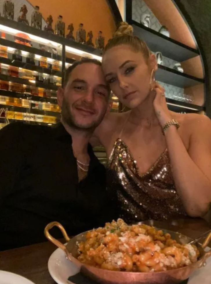 Çok eşli ilişki yaşayan sosyal medya fenomenleri Jessica ve Stephen DeMarco müjdeyi verdi! “Çok eşli bir ilişkim var ve hamileyim” G3