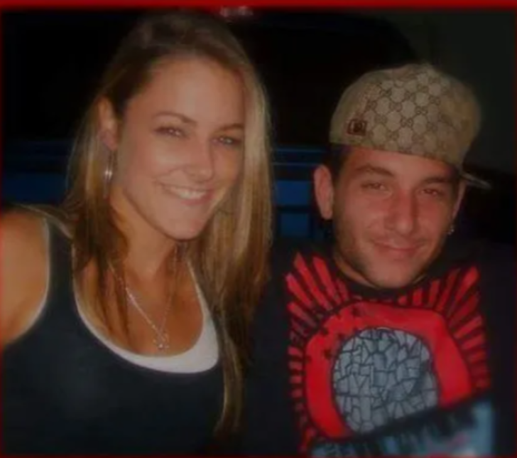 Çok eşli ilişki yaşayan sosyal medya fenomenleri Jessica ve Stephen DeMarco müjdeyi verdi! “Çok eşli bir ilişkim var ve hamileyim” G4