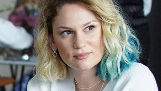 Farah Zeynep Abdullah göğüs dekolteli yatak pozunu paylaştı!