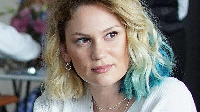 Farah Zeynep Abdullah göğüs dekolteli yatak pozunu paylaştı!